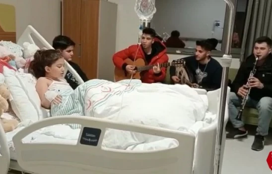 40 saat sonra enkazdan çıkartılan minik Yağmur'a hastanede mini konser