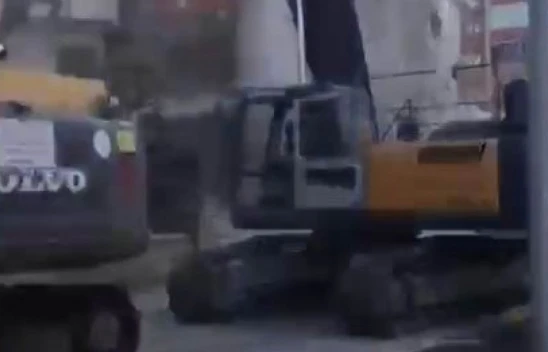 Elazığ'da Ağır Hasarlı Bina Tek Dokunuşla Yıkıldı, Kepçe Operatörü Son Anda Kurtuldu