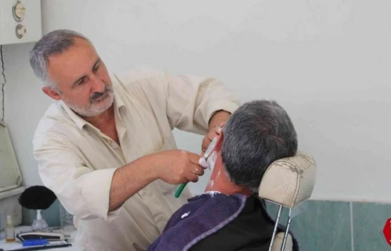 Elazığ'da 7 Yaşında Tabureye Çıkarak Mesleğe Başladı, Yarım Asırdır Makas Sallıyor