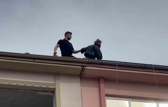 Elazığ'da 8 Katlı Binanın Çatısına Çıkan Kadın, Ekiplerin İkna Çabalarıyla Kurtarıldı