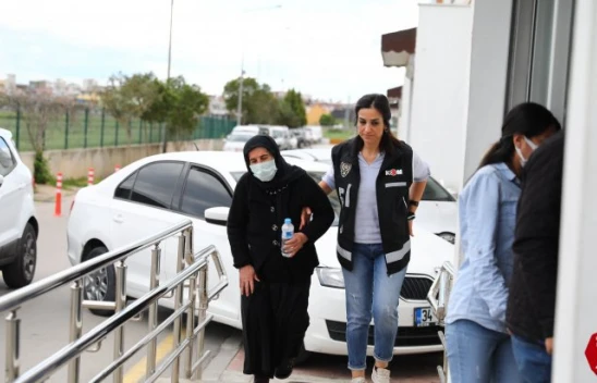 Adana'da Çakarlar Çetesini 73 Yaşındaki Babaanne Yönetiyormuş