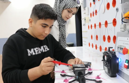 Adıyamanlı Depremzede Öğrenci Kaybettiği Öğretmeni Anısına Güneş Panelli Dron Tasarladı