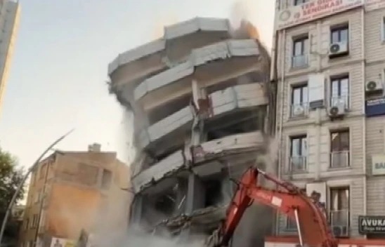 Ağır hasarlı bina yıkılırken sağlam binaya zarar verdi