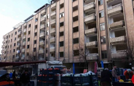 Ağır Hasarlı Binaların Arasında Kurulan Semt Pazarı Faciaya Davetiye Çıkarıyor