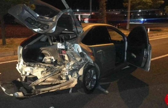 Alkollü sürücü seyir halindeki araca çarpıp kaçtı: 4 yaralı