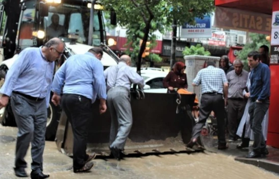 Alt Geçitte Mahsur Kalanlar Botla Kurtarıldı