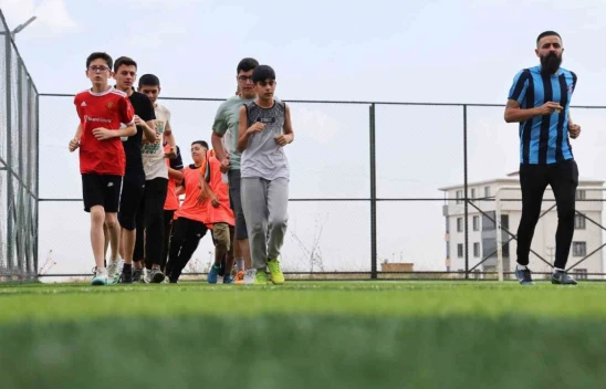 Amatör futbolcu, çocuklara kitap okuma tutkusunu futbolla aşılıyor