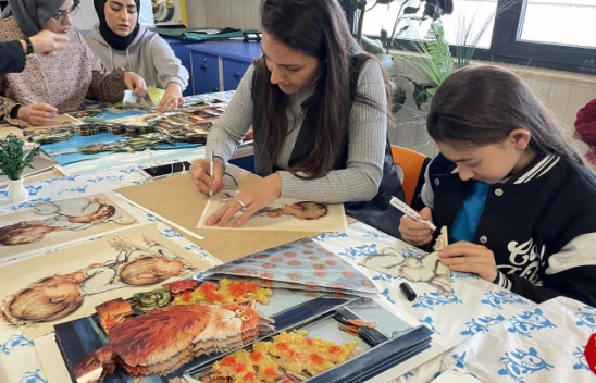 Anneler ve Çocukları Kursta Dekoratif Ürünler Yapıyor