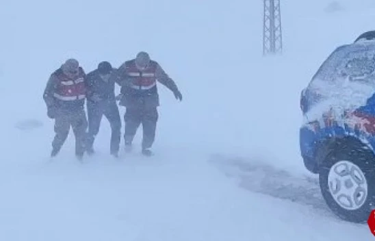 Palu'da Aracı Arza Yapan Ve Donma Tehlikesi Geçiren Şahsı Jandarma Kurtardı