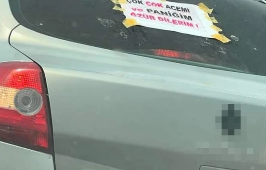 Aracına, 'Çok çok acemi ve paniğim özür dilerim' yazdı, trafiğe çıktı