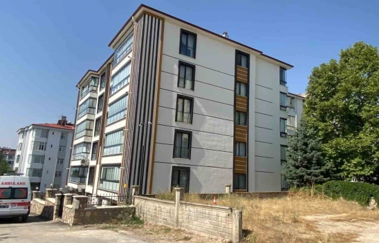 Asansör bakımı için çatıya çıkan işçiler asılı halde ceset buldu