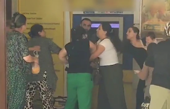 ATM'de Sıra Bekleyen Kadınlar Yumruklu Kavgaya Tutuştu