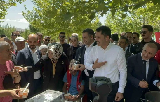 Bakan Kurum, cuma sonrası vatandaşlara aşure ikram etti