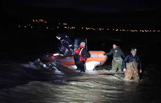 Baraj gölünde mahsur kalan 2 balıkçı, 4 saatlik çalışma sonucu kurtarıldı