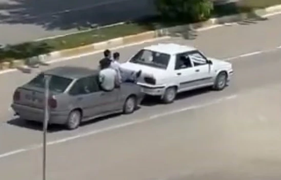Bozulan aracı, başka bir araçla kaputun üstünden ittiler