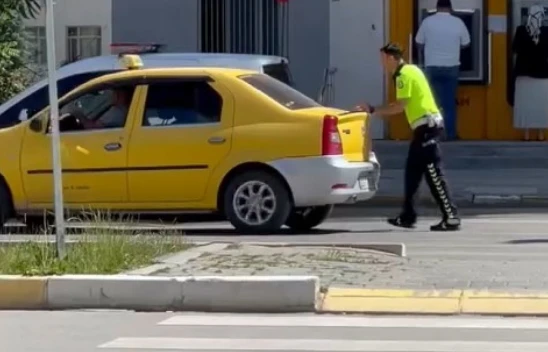 Elazığ'da Bozulan Taksiye Polis Eli Uzandı: Dakikalar İçinde Yardım Ettiler