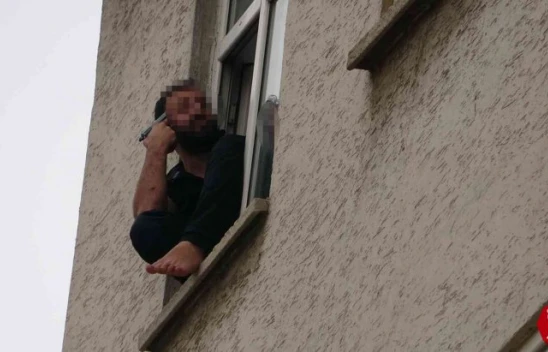 Cama Çıkıp Kafasına Silah Dayayan Şahıs 9 Saatin Sonunda İkna Edilerek İndirildi