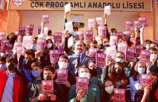 CHP Elazığ İl Başkanı Duran, öğrencilere Nutuk kitabını hediye etti