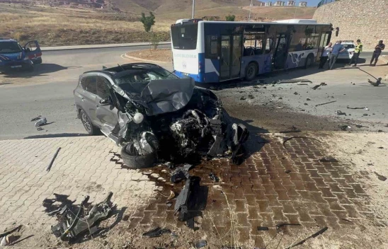 Cip ile yolcu otobüsü çarpıştı: 1'i ağır 3 yaralı