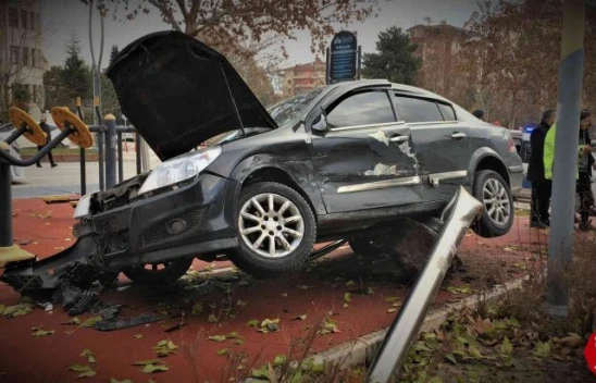 Feci Kaza, Çocuğa Çarpmamak İçin Direksiyonu Kırdı Direğe Çarptı 3 Kişi Yaralandı