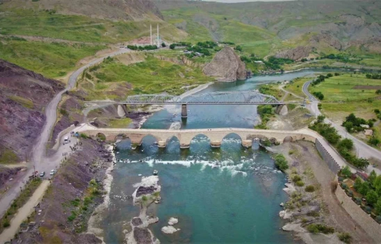 Depremlere meydan okuyan tarihi Palu Köprüsü ilk günkü ihtişamını koruyor