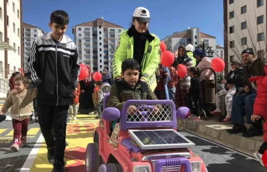 Depremzede çocuklar polislerle doyasıya eğlendi