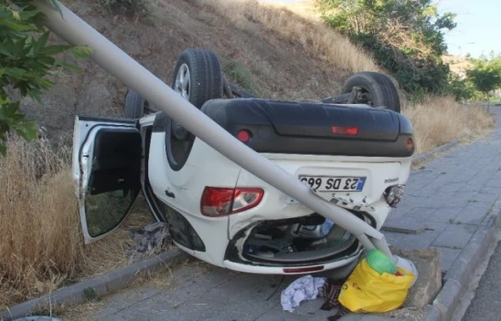Harput Yolunda Direğe Çarpan Otomobil Ters Döndü, 5 Yaralı
