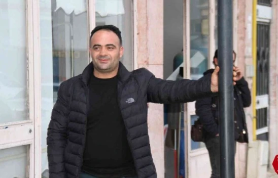 Yolda Yürürken Arkasına Bakan Ve Direğe Kafa Atan Kişi, O Anları Anlatı