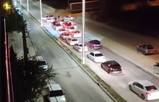 Düğün konvoyunda araçtan inip trafiği durdurup, havaya rastgele ateş açtı