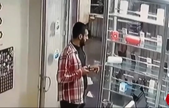 Dükkanda Kimsenin Olmadığı Anlayan Hırsız, Vitrindeki Telefonu Çaldı