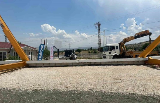 Düşen yıldırım 40 tonluk vinci devirdi