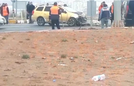 Elazığ 112 Kavşağında Trafik Kazası: Ticari Taksi Kamyona Çarptı