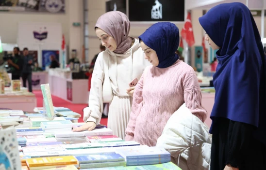 Elazığ 5. Kitap Fuarı'na Yoğun İlgi: Kitapseverler Yazarlarla Buluşuyor