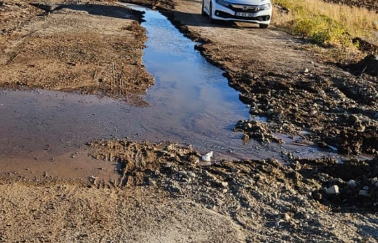 Elazığ Ataşehir Mahallesi'nde Su Patlağı: Lüks Villaların Bulunduğu Sokak Göle Döndü