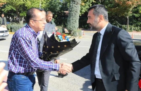 Elazığ Belediyesi Çalışanlara Yüzde 45 Zam Yaptı, Başkan Şerifoğulları Kapıda Çiçeklerle Karşılandı