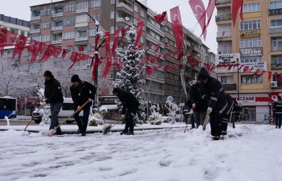 Elazığ Belediyesi Karla Mücadele Çalışmalarına 350 Kişilik Ekip ile Devam Ediyor