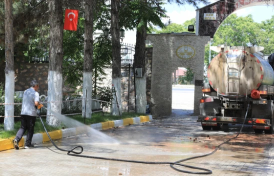Elazığ Belediyesi'nden Kurban Bayramı Öncesi Gül Suyu ile Temizlik Seferberliği