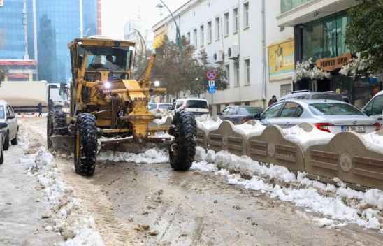 Elazığ Belediyesi'nden Yoğun Kar Mesaisi: İstasyon Caddesi ve Meydanlarda Temizlik Çalışması