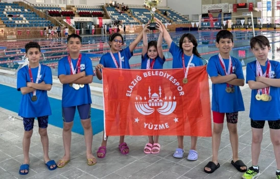 Elazığ Belediyespor Yüzme Takımı, Çaydaçıra Yüzme Festivali'nde 12 Birincilikle Göz Doldurdu