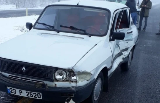 Elazığ Bingöl Yolunda Trafik Kazası, 3 Kişi Yaralandı