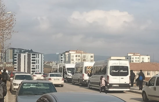 Elazığ Cumhuriyet Ortaokulu'nda Servis Tehlikesi! Veliler Acil Çözüm Bekliyor