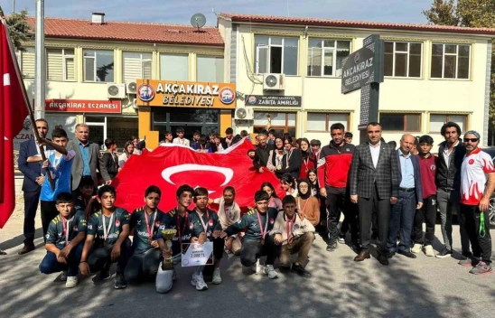 Elazığ'da '100. yılında Cumhuriyet' yarışmasında dereceye giren öğrencileri ödüllendirdi