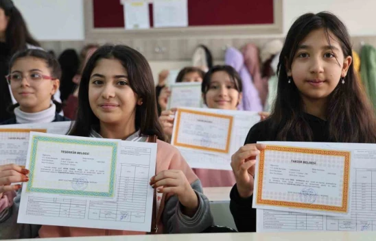 Elazığ'da 133 bin öğrenci karne heyecanı yaşadı