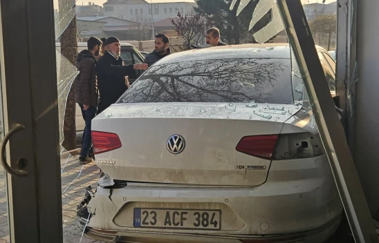 Elazığ'da 15 Yaşındaki Sürücü Kaza Yaptı: İş Yeri ve Araçlar Hasar Gördü