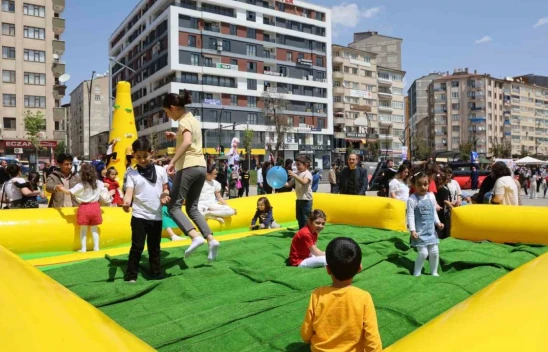 Elazığ'da 23 Nisan şenliklerinde çocuklar doyasıya eğlendi