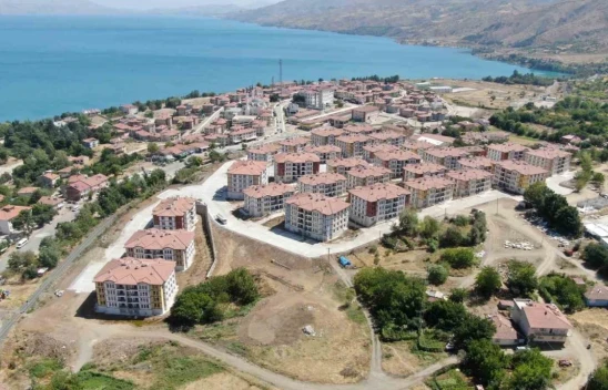 Elazığ'da 302 hak sahibi evlerine kavuştu