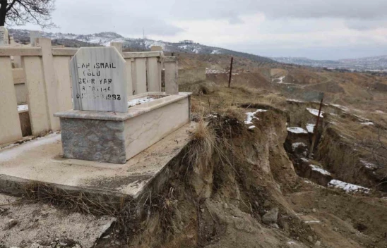 Elazığ'da Mezarlıkta Heyelan! Cenazeler Başka Mezarlıklara Naklediliyor