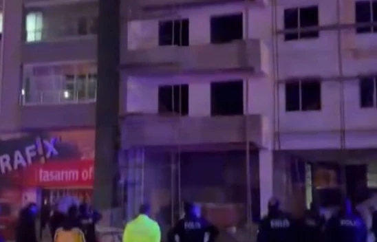 Elazığ'da 5'inci kata çıkarak atlamak isteyen şahsı ekipler ikna etti