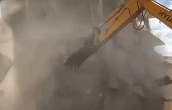 Elazığ'da Ağır Hasarlı Bina Tek Dokunuşla Yerle Bir Oldu