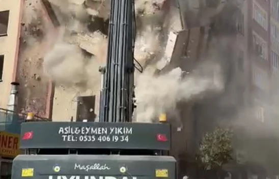 Kahramanmaraş Depreminin İzleri Siliniyor: Elazığ'daki Ağır Hasarlı Bina Anında Çöktü!